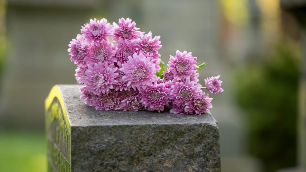 nahaufnahme grab mit blumen